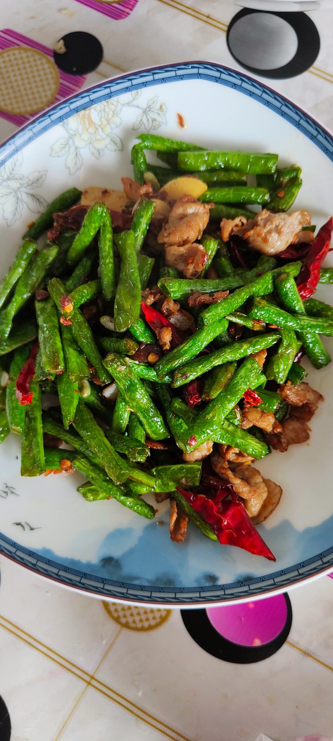 色泽鲜艳麻辣鲜香的《干煸龙豆角》