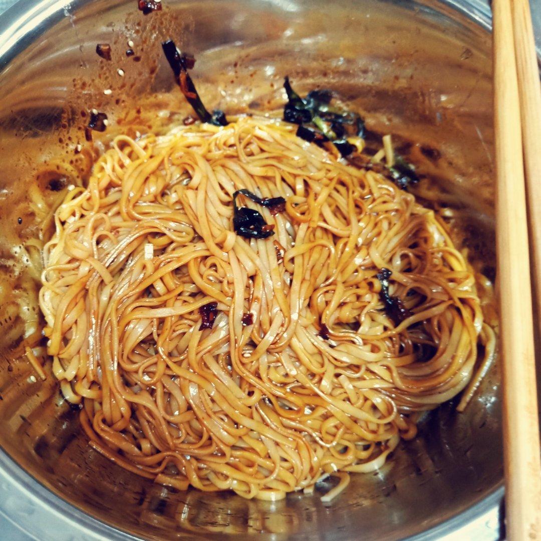 10分钟搞定的一碗葱油拌面