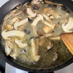 杂菌煲鸡汤的做法 步骤10