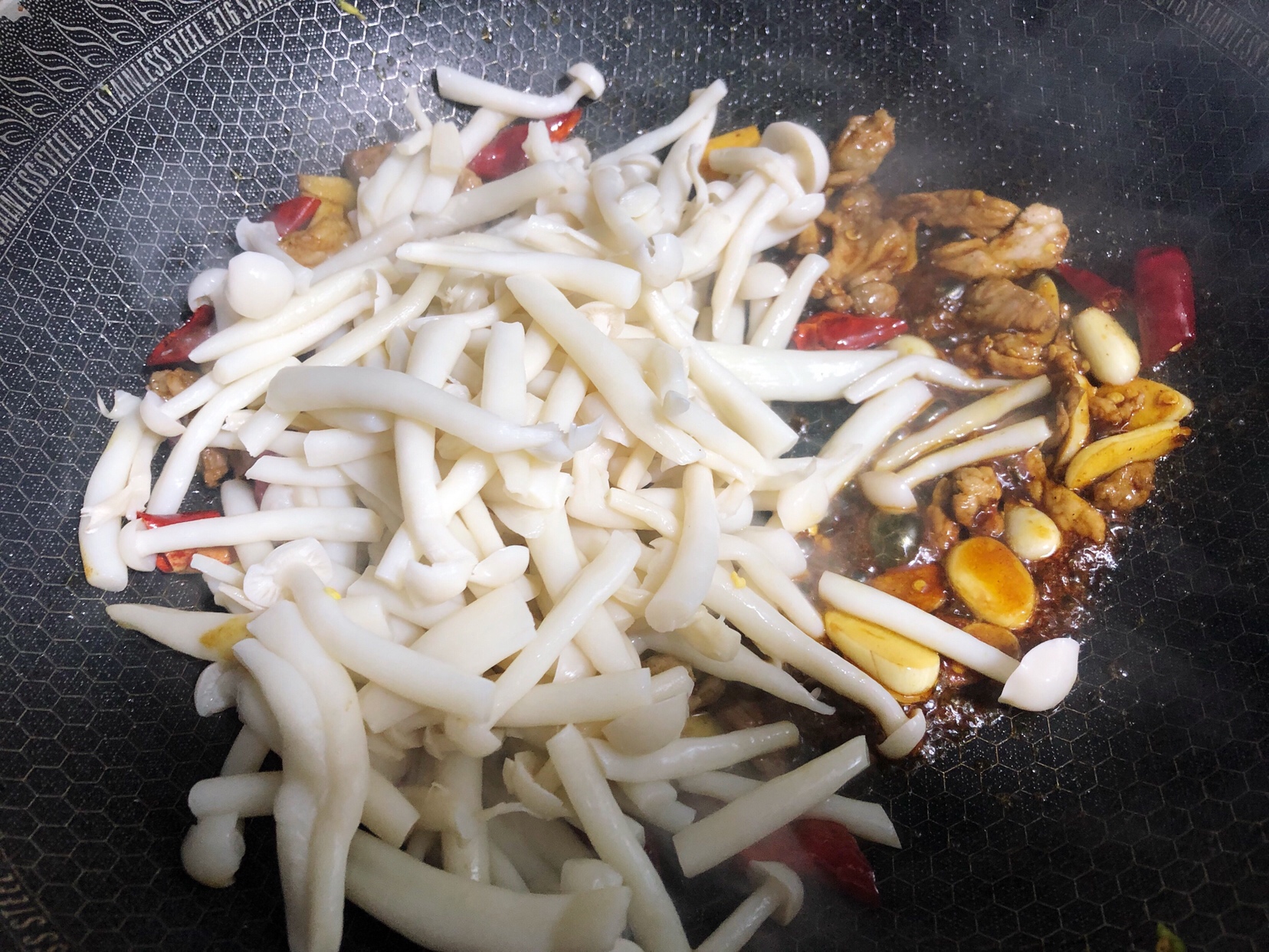 海鲜菇炒肉的做法 步骤6