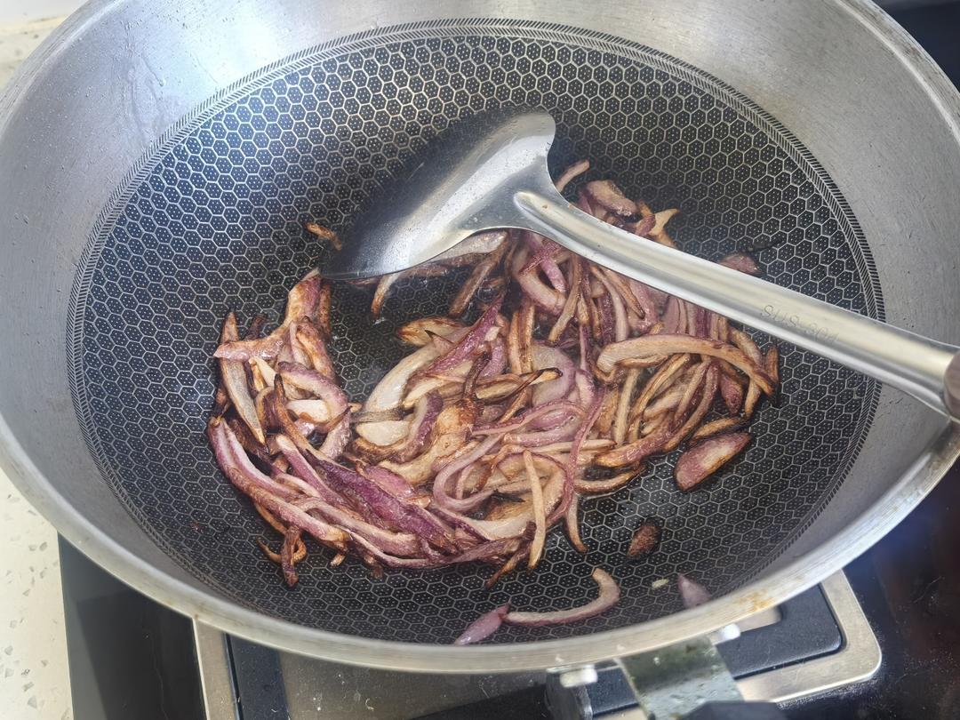 洋葱酥卤肉饭