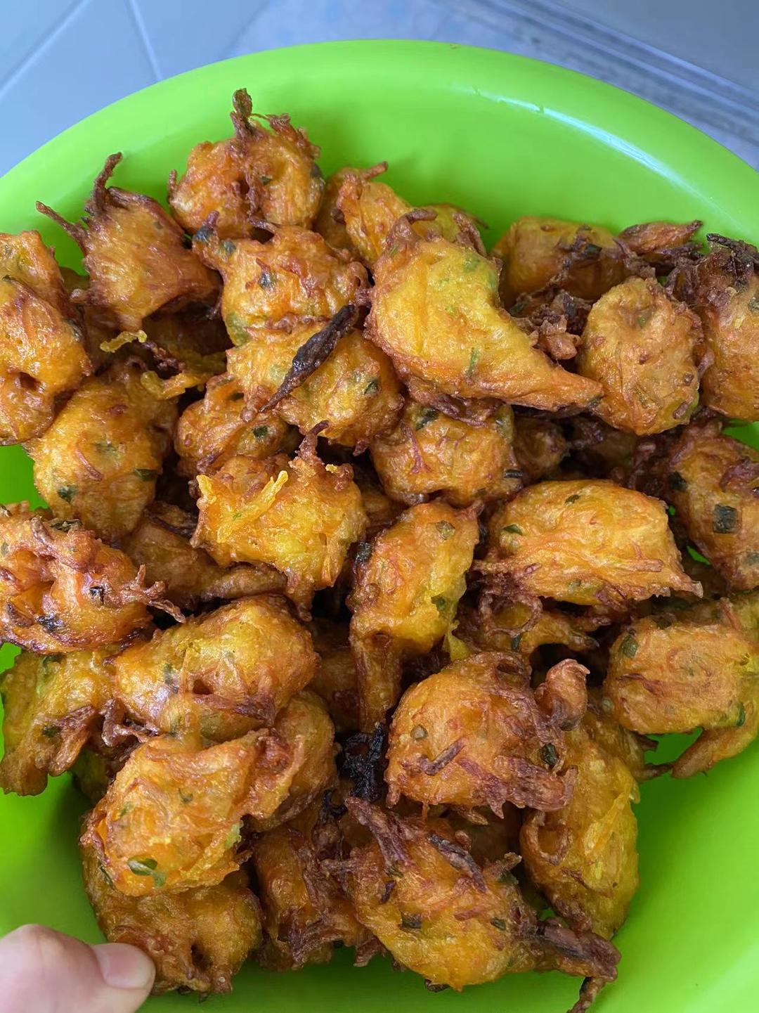 炸南瓜菜丸子的做法 步骤4