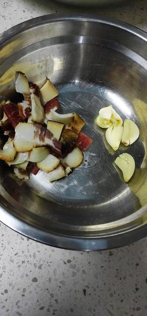 快手炒——咸肉花菜的做法 步骤2
