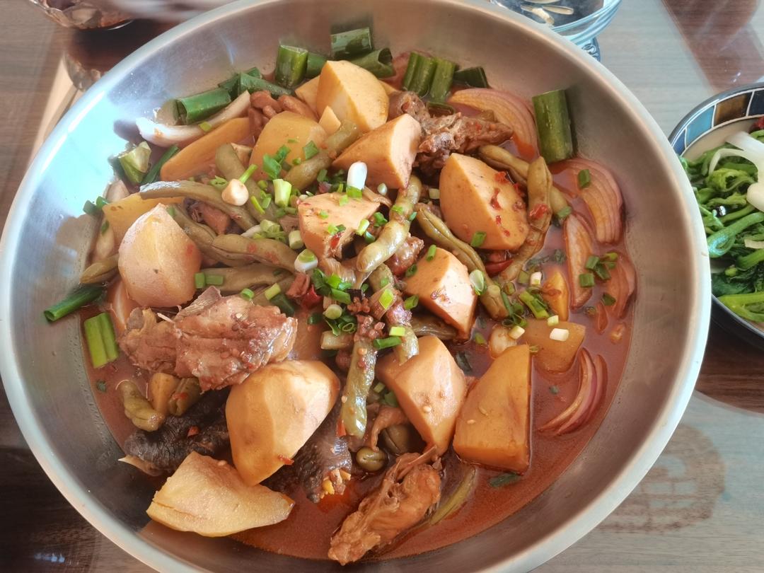 厨师长教你：“柴火鸡”的农村做法，柴火慢烧味道入骨，菜如其名