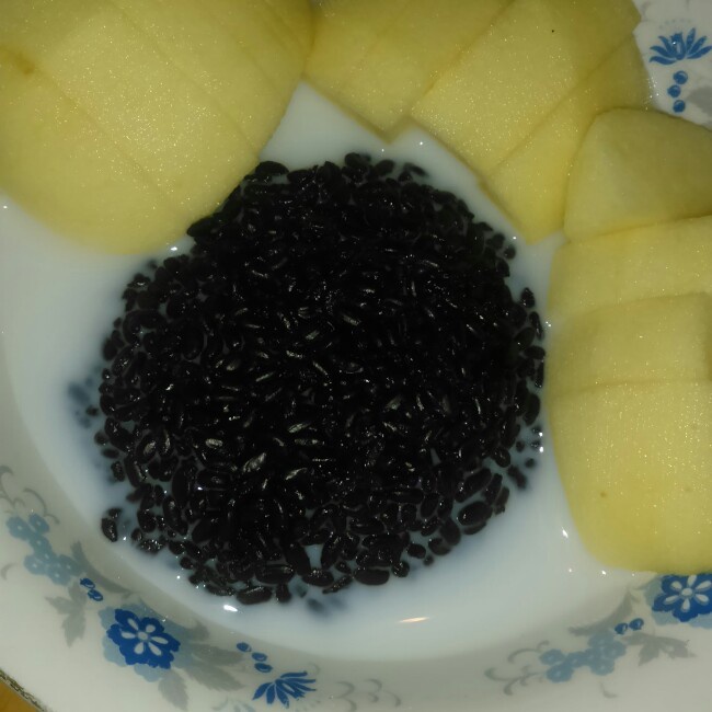 在家自制满记甜品--芒果椰汁黑糯米