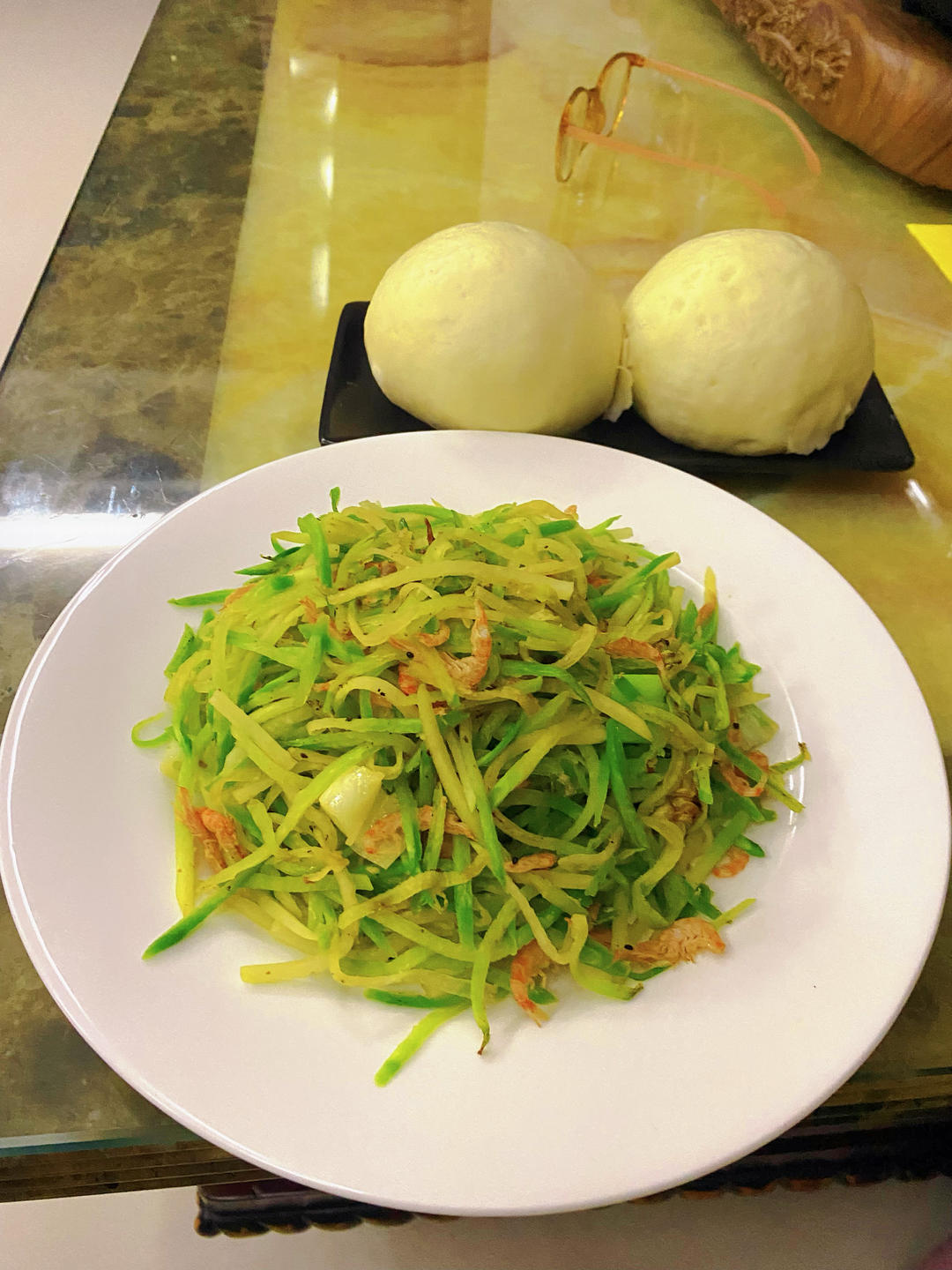 清炒萝卜丝虾皮。