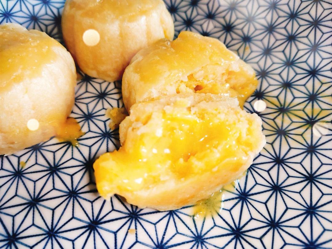 奶黄流心月饼