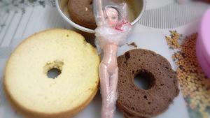 美美哒的芭比公主蛋糕的做法 步骤1