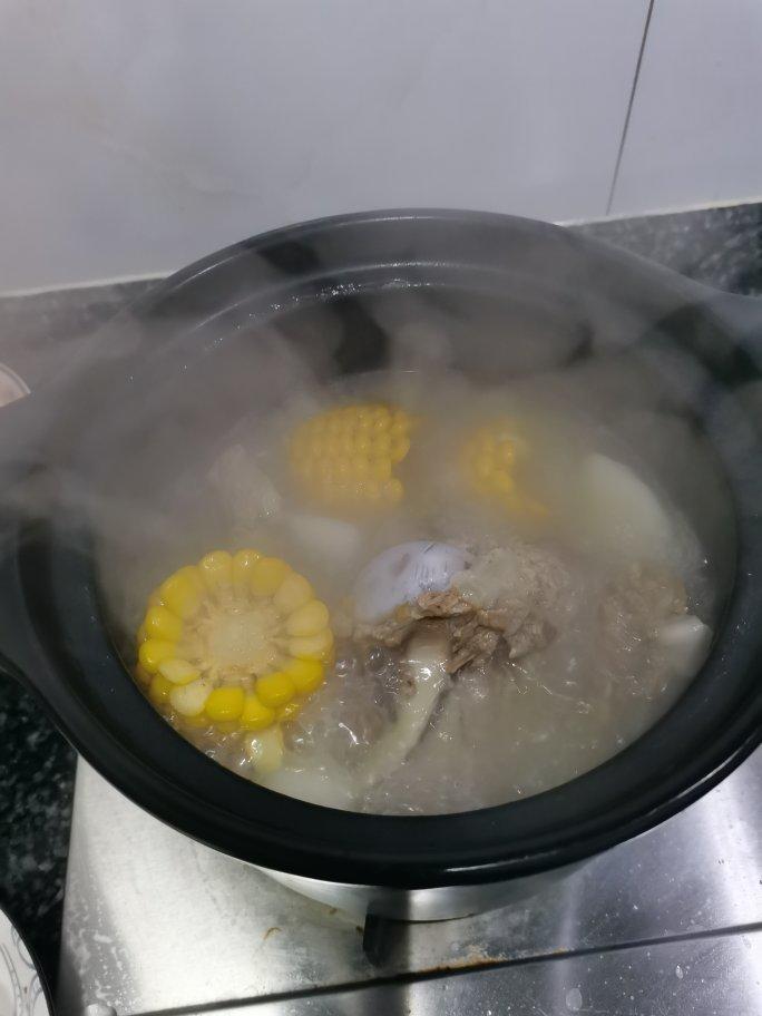 最单纯的大骨头汤