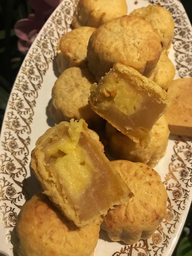💃奶黄流心月饼——这是可以让你坐稳朋友圈厨霸位置的月饼🥮，没人点赞算我输👎
