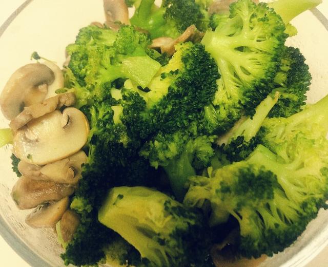 减脂快手菜—西兰花炒蘑菇的做法
