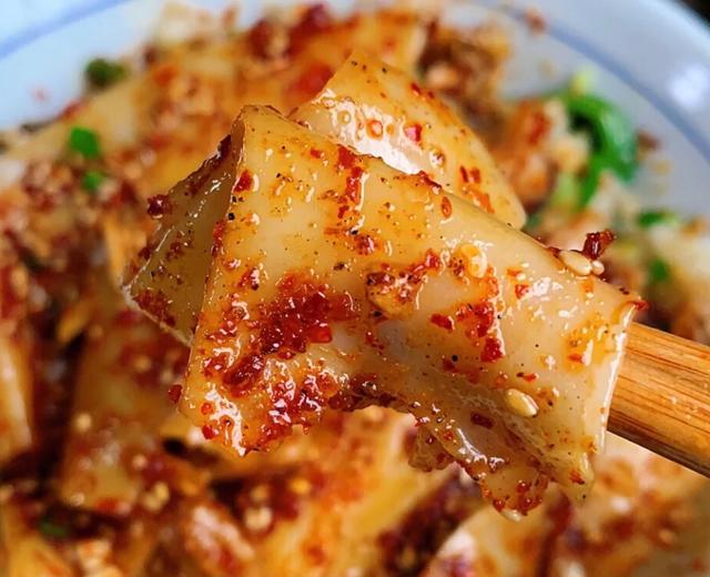 饺子皮新花样🍜无敌好吃的油泼面🥢香气四溢，一碗下去超满足😋的做法