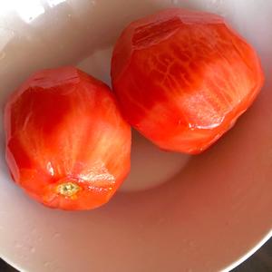 绉纱鱼腐配上番茄汤🍅的做法 步骤1