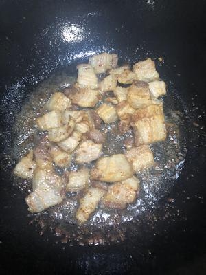 五花肉炒韭菜油豆腐的做法 步骤4