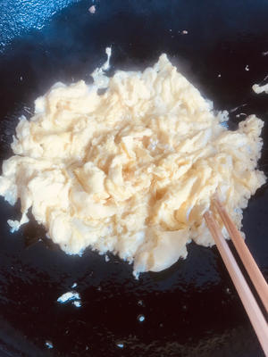 鸡蛋茴子白炒粉条的做法 步骤2