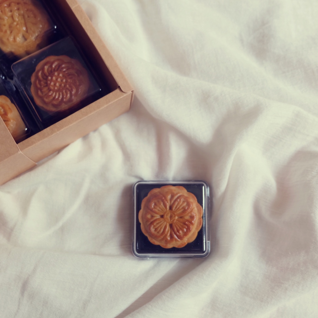 广式月饼—蛋黄莲蓉月饼