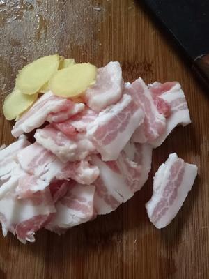五花肉炖海带干豆腐玉米的做法 步骤1