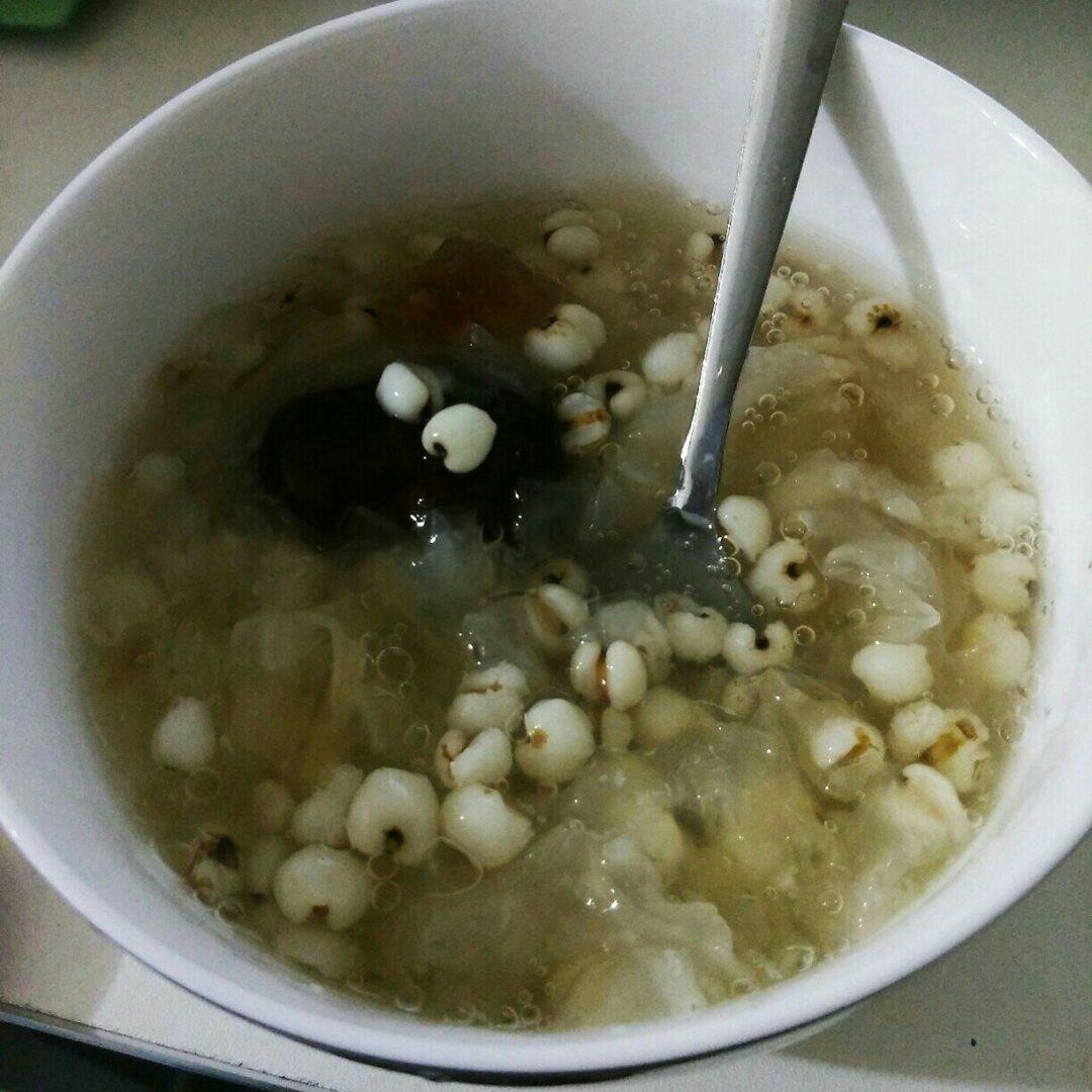 红枣薏米银耳羹
