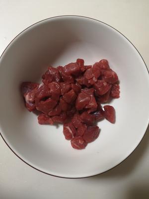 超简单的黑胡椒牛肉粒，小盆友百吃不厌的做法 步骤1