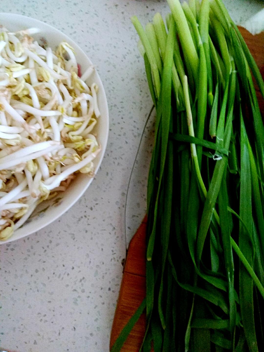 绿豆芽炒韭菜的做法 步骤1