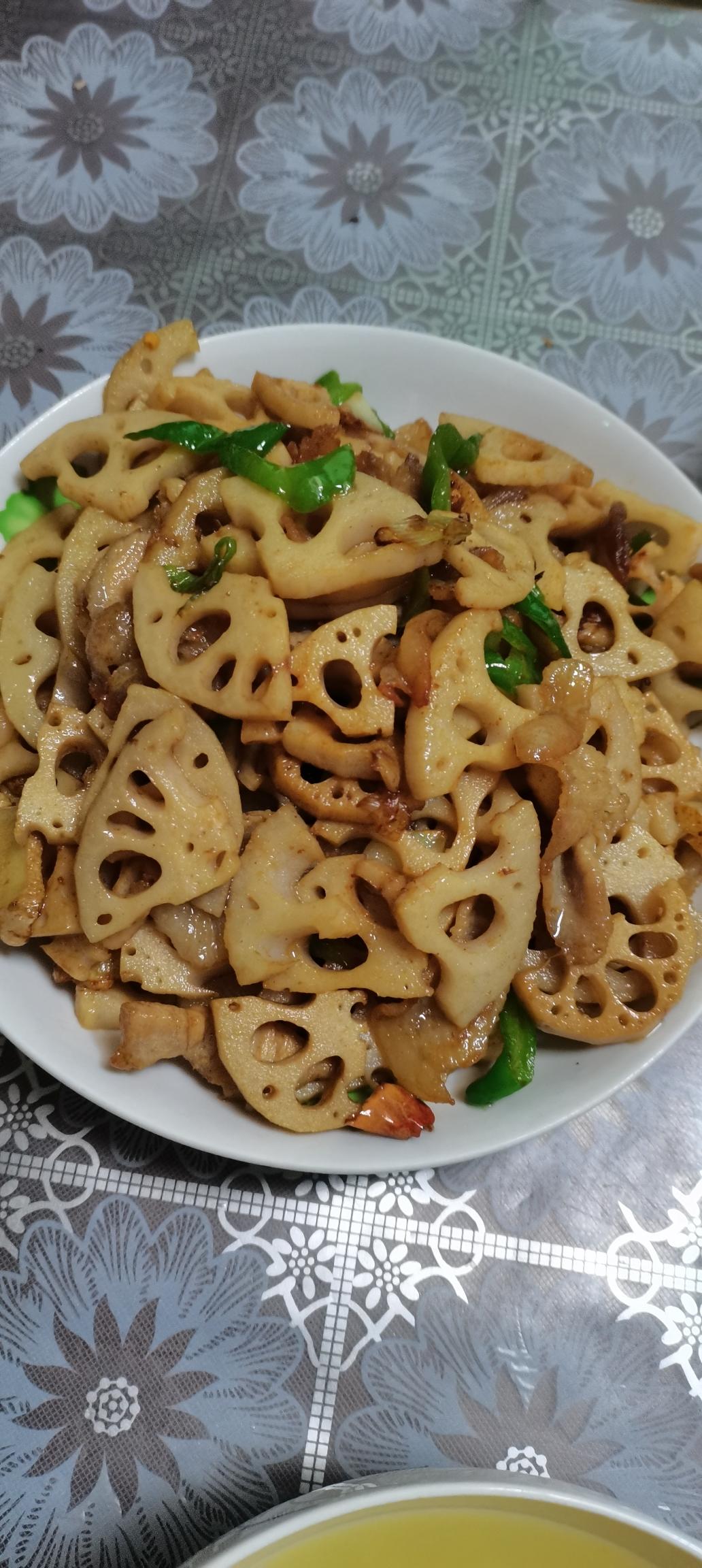 五花肉炒莲藕的做法