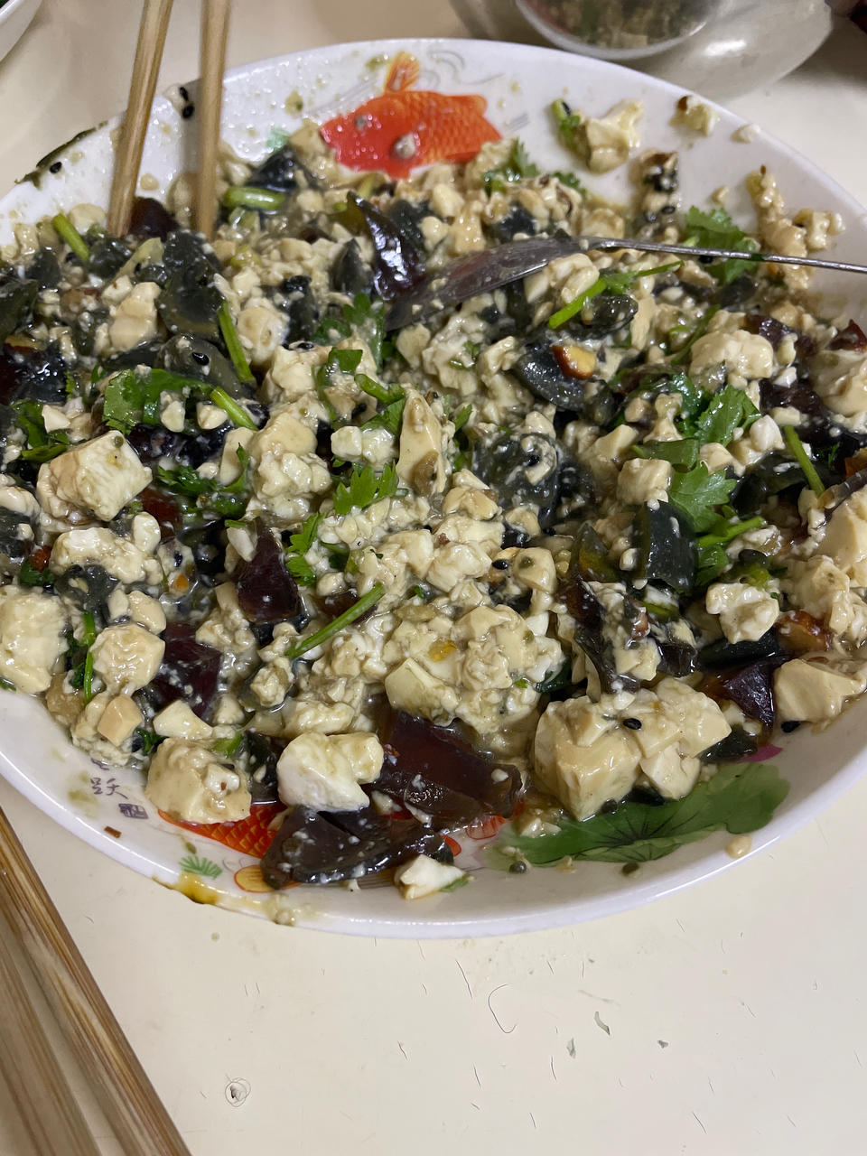 凉拌皮蛋豆腐，有着万能的灵魂调味汁浇头，只能说鲜美！