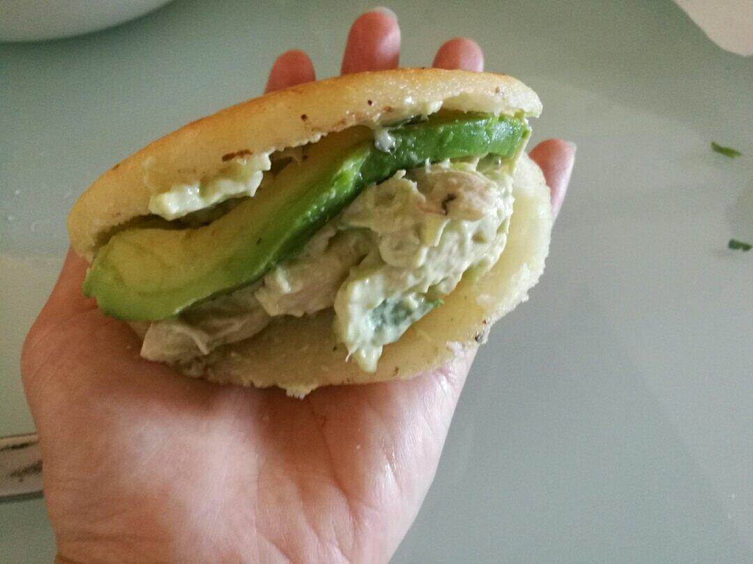 委内瑞拉皇后鸡肉牛油果玉米馅饼