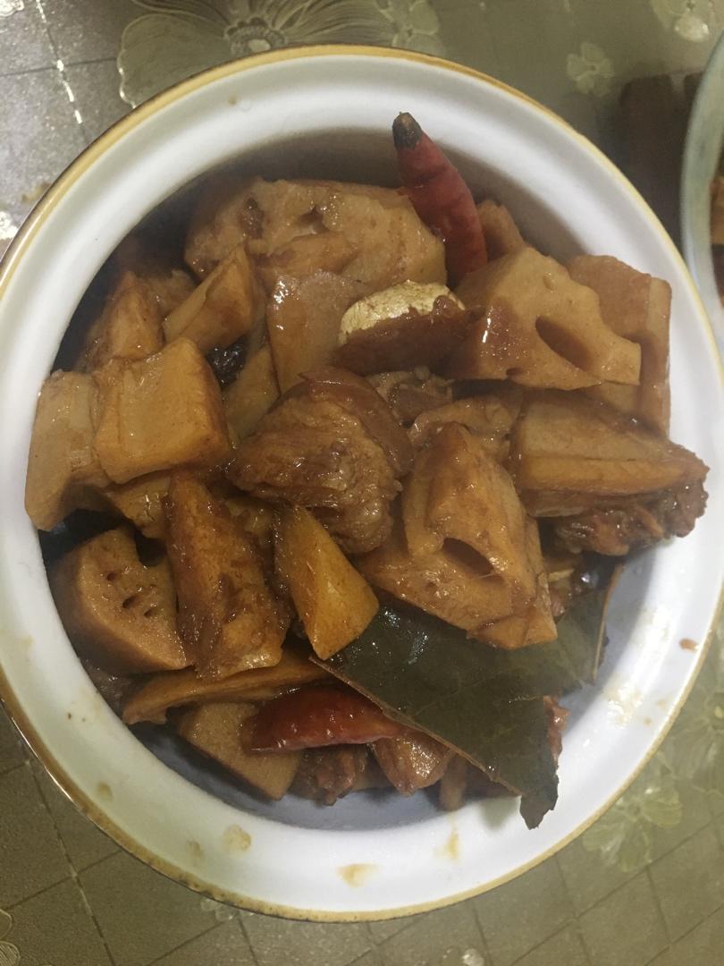 腩仔(五花腩)焖莲藕