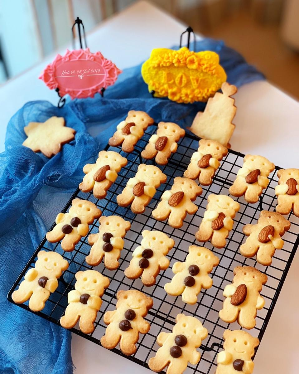 小熊抱杏仁饼干