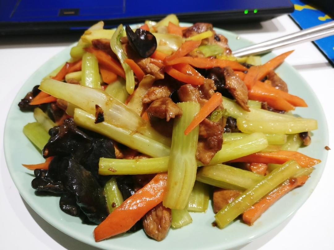 芹菜木耳炒肉丝