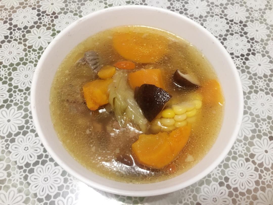 玉米胡萝卜炖大骨头汤