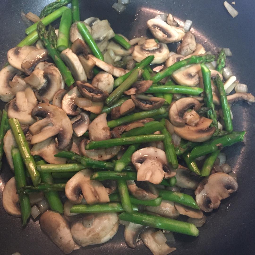 芦笋炒蘑菇