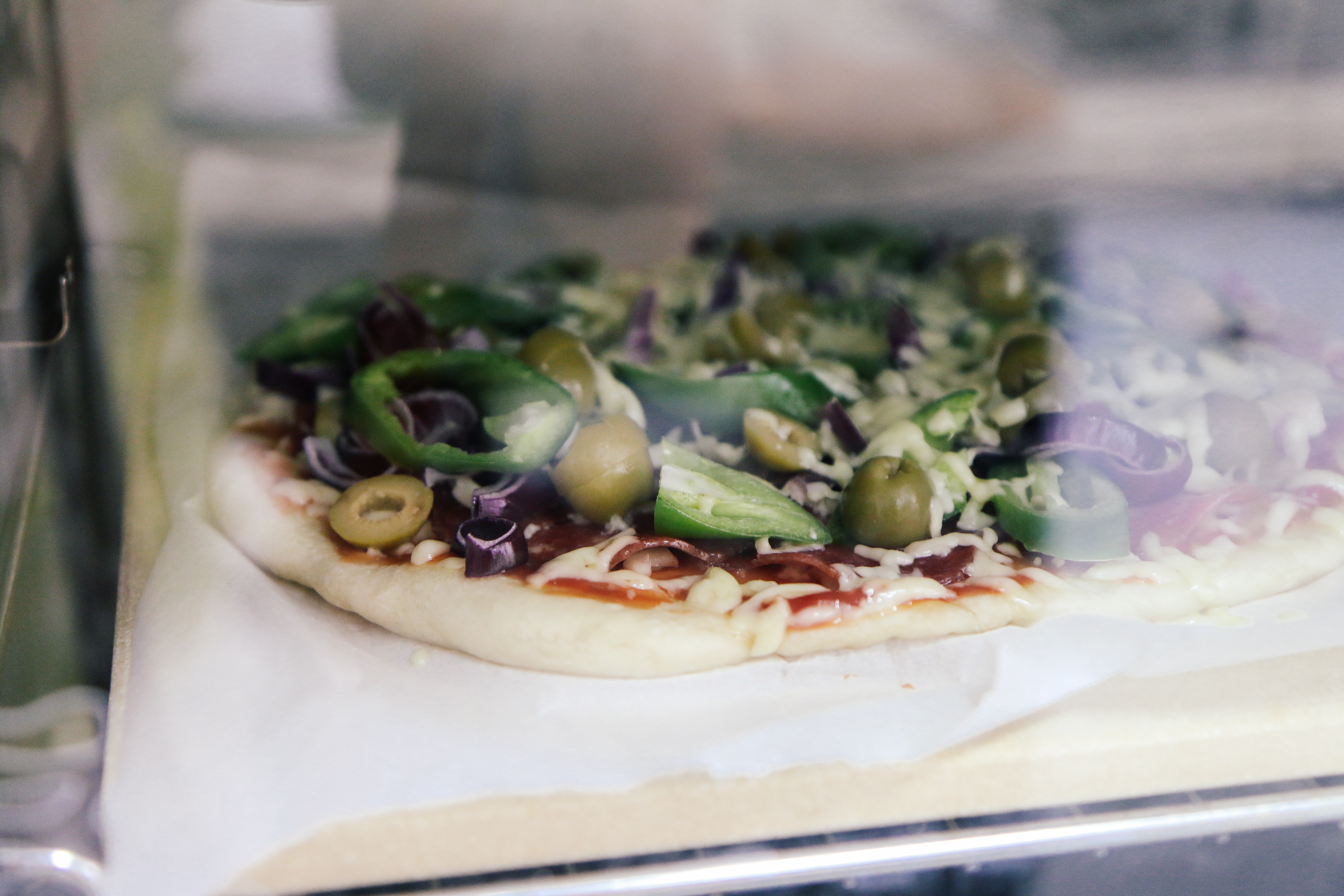 芝麻菜萨拉米薄底披萨