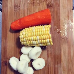 胡萝卜玉米马蹄饺的做法 步骤1