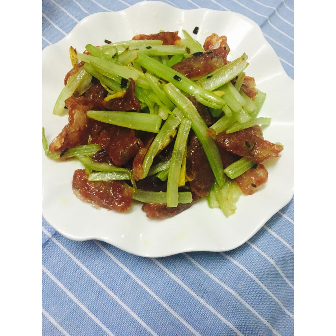 西芹炒腊肠（热菜）