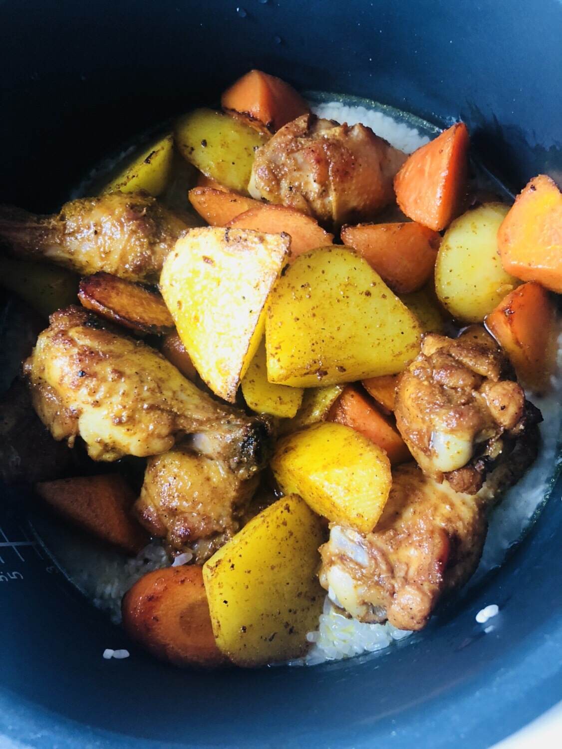 电饭煲土豆胡萝卜鸡腿焖饭的做法 步骤2