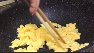 【快手下饭菜-素炒鸡蛋】米饭杀手的做法 步骤4