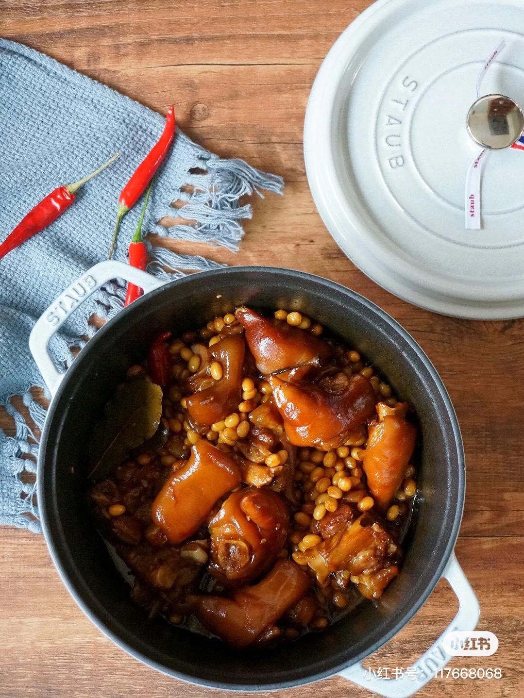胶原蛋白餐之铸铁锅黄豆焖猪脚