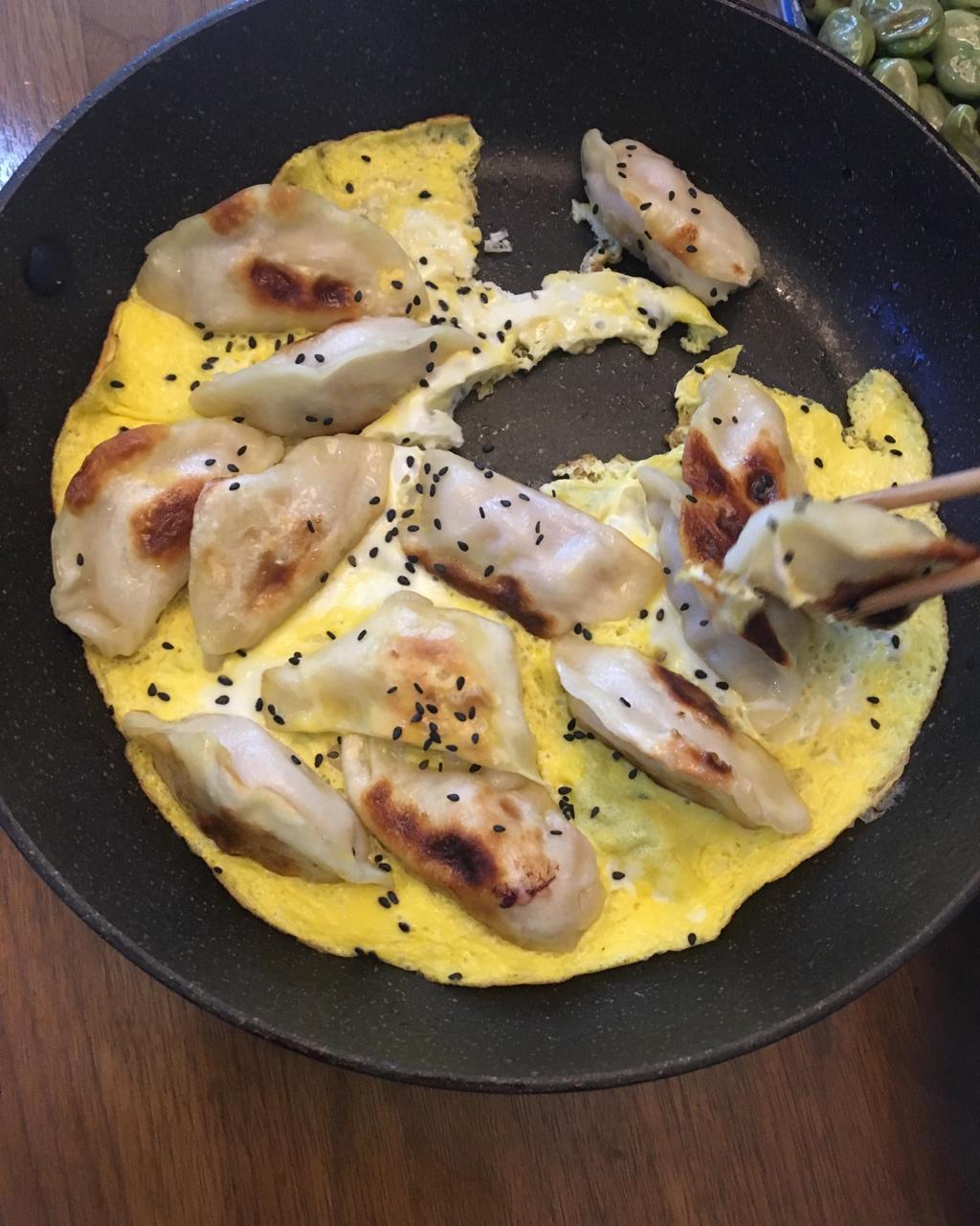 一颗青红豆做的蛋抱煎饺速冻饺