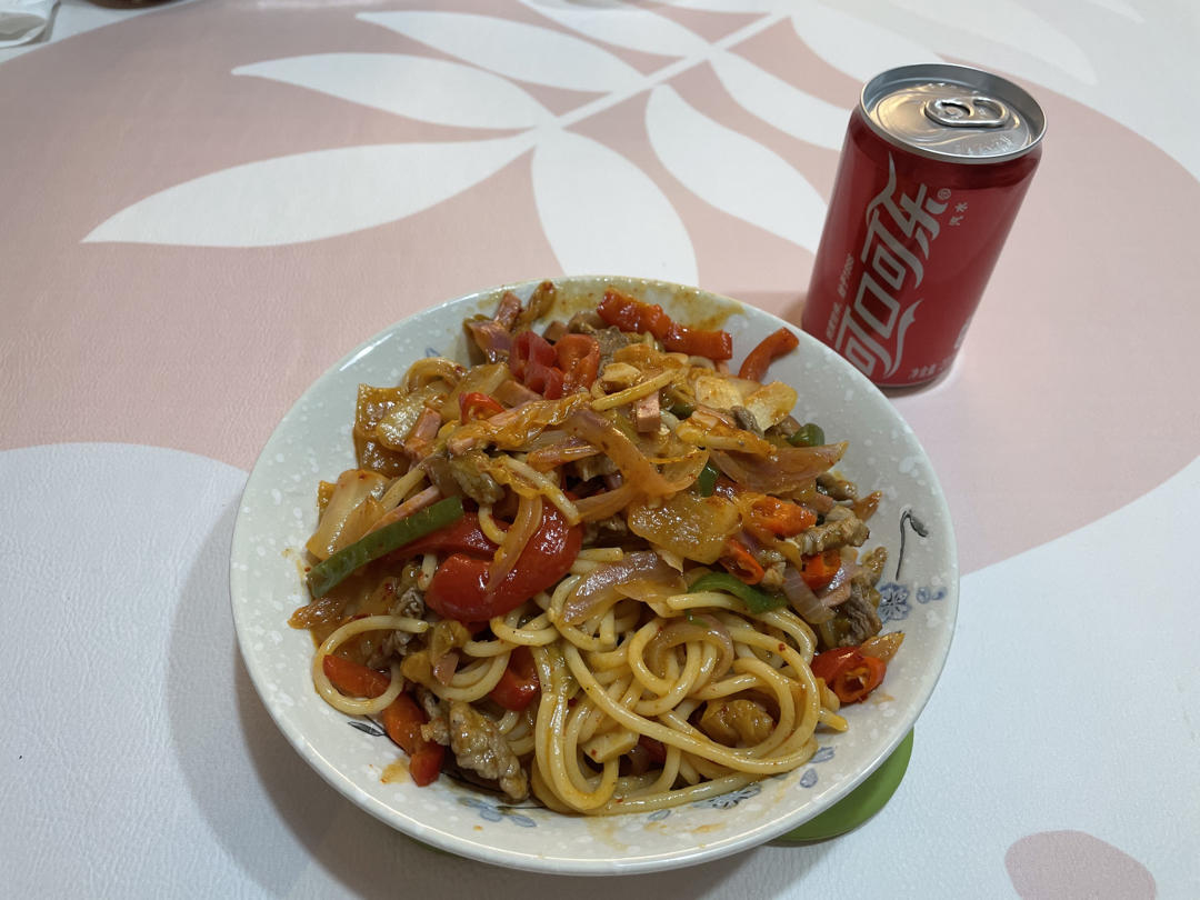 泡菜牛肉炒意面