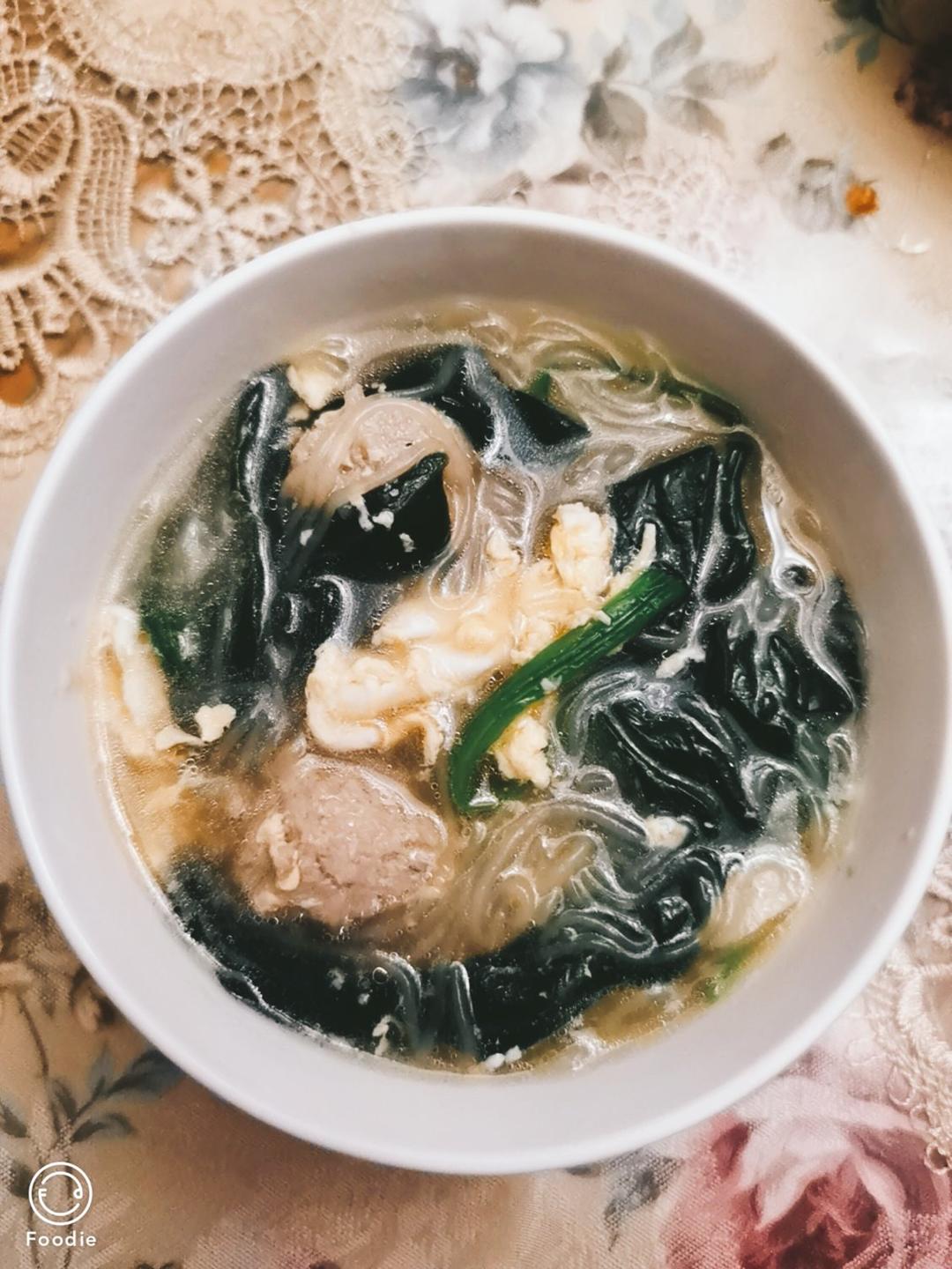 菠菜粉丝丸子汤