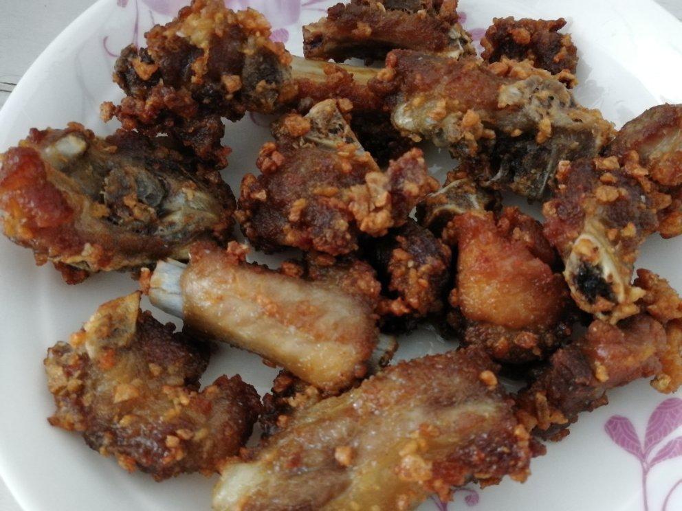 我家排骨从不红烧，加一些大蒜，出锅香喷喷，孩子吃完舔手指