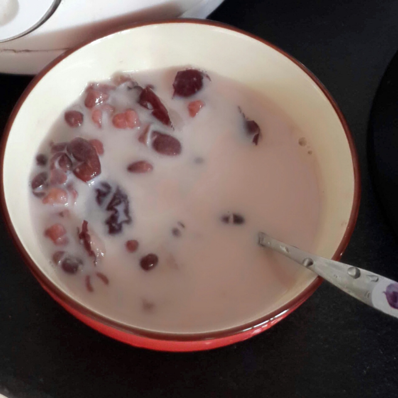 红枣红豆薏仁牛奶粥