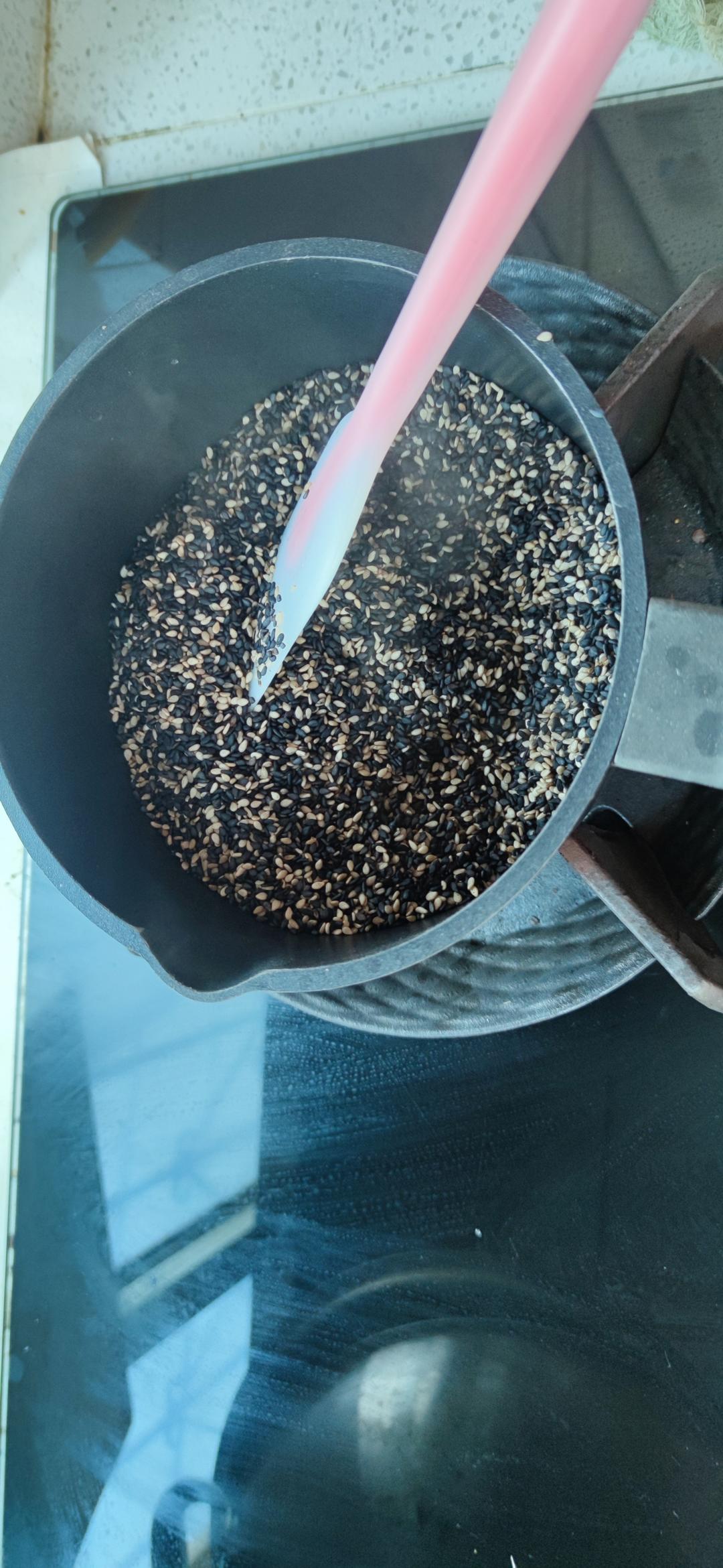 花生黑芝麻汤圆