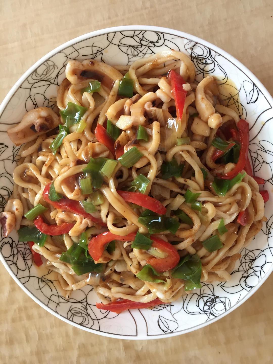 鱿鱼炒面的做法