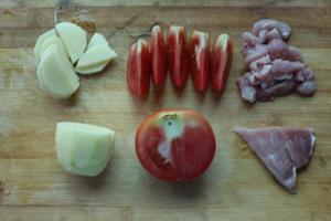 西红柿土豆肉丝盖饭的做法 步骤1