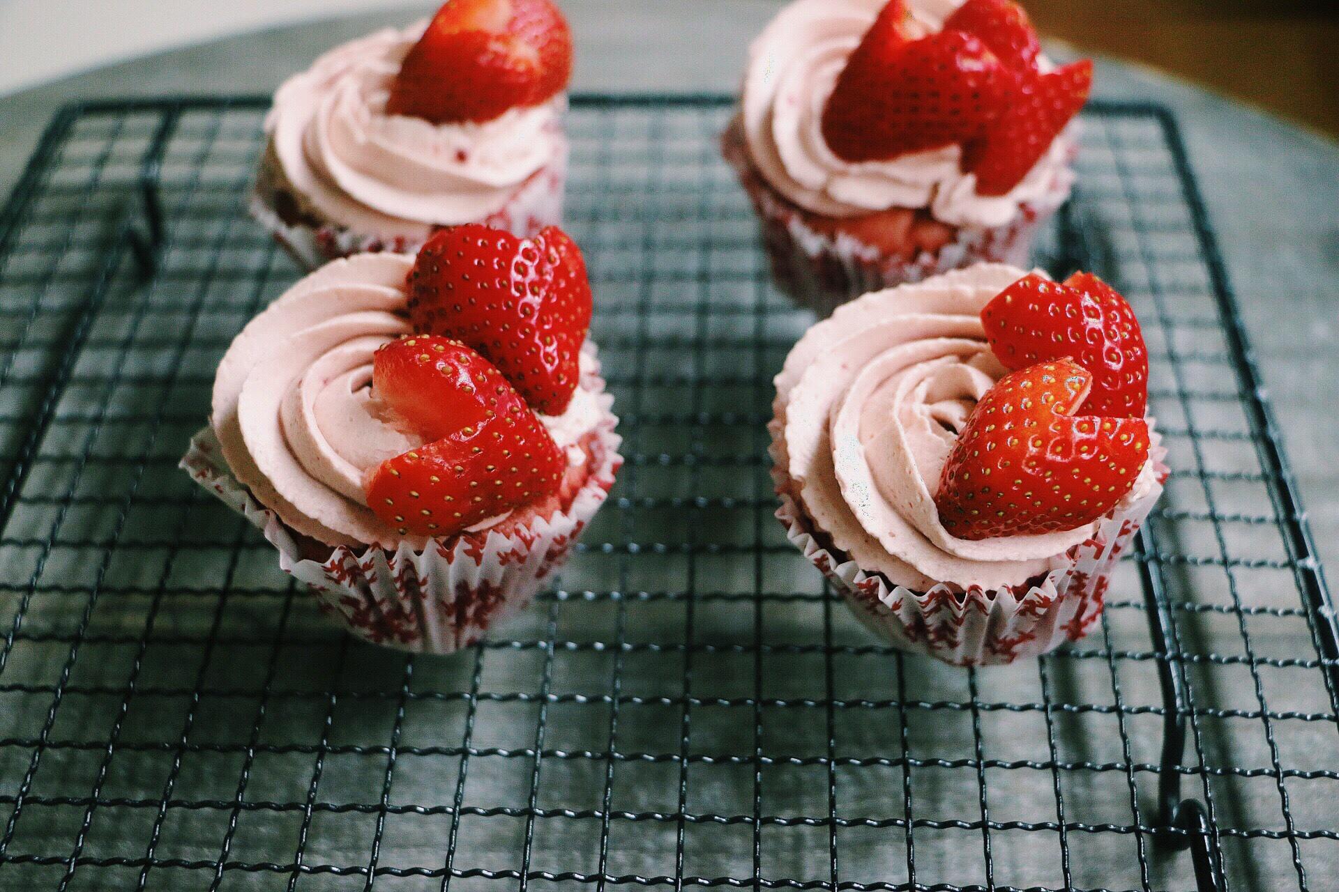 粉色草莓蛋糕杯的做法 步骤3