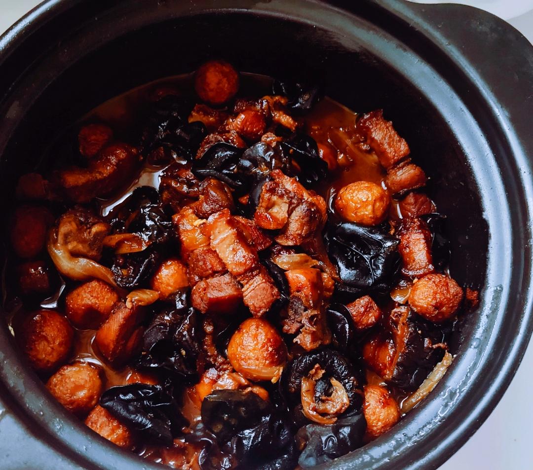 爆汁鹌鹑蛋卤肉饭