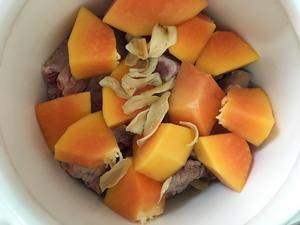 木瓜百合排骨炖汤的做法 步骤3
