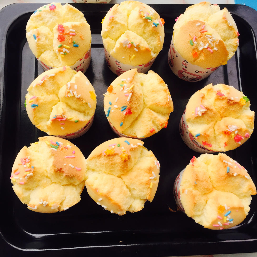 小猫兮兮做的鲜奶油戚风杯子蛋糕(纸杯蛋糕)